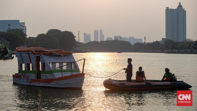 Sebanyak 43 perahu berbahan botol plastik bekas hasil kreativitas Pasukan Oranye Dinas Lingkungan Hidup (DLH) DKI Jakarta.
