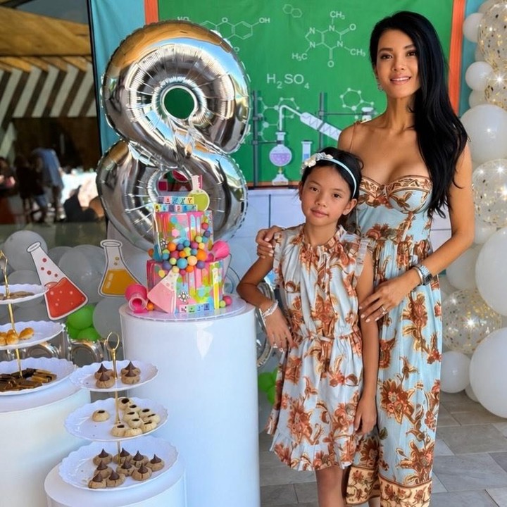 <p>Pesta ulang tahun Amaira ini banyak dihiasi dekorasi warna-warni bertema<em> fun science.</em> Pesta dihadiri oleh teman-teman sekelas Amaira, Bunda. "Selamat ulang tahun yang ke-8 untuk Amaira tersayang! Merayakan hari istimewanya dengan pesta bertema sains yang seru bersama teman-teman sekelas dan teman-temannya!" tulis Farah. (Foto: Instagram @farahquinnofficial)</p>