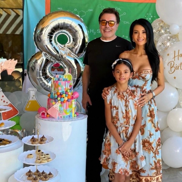 <p>Chef sekaligus <em>public figure</em> Farah Quinn beberapa tahun belakangan ini menetap di Arizona, Amerika Serikat (AS). Farah fokus menjalani perannya sebagai istri dan Bunda dua anak. Nah, baru-baru ini, Farah membagikan <em>update</em> kehidupannya di AS. Ia dan sang suami Charles Jost merayakan ulang tahun sang putri Amaira. (Foto: Instagram @farahquinnofficial)</p>