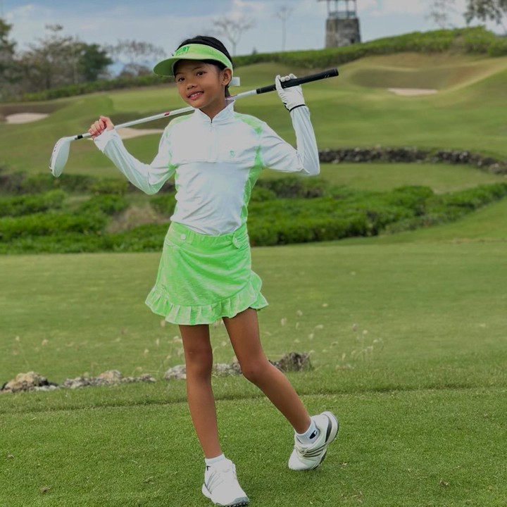 <p>Di kesehariannya, Amaira tumbuh menjadi anak yang aktif dan ceria. Bocah yang duduk di kelas 2 SD ini belakangan mengungkap hobi barunya bermain golf. Farah sempat membagikan potret Amaira saat latihan golf di Instagram. Selamat ulang tahun Amiara, semoga sehat selalu. (Foto: Instagram @farahquinnofficial)</p>