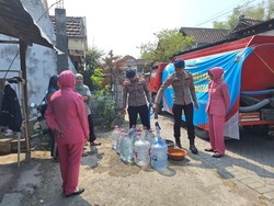 Brimob Jatim Salurkan 40 Ribu Liter Air Bersih ke Gresik-Sidoarjo