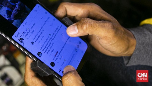 Deden Mahfud Aliyudin (alias Mang Den) penjual kuliner viral asal Bojong Koneng, Kabupaten Bandung menyajikan satu porsi cuanki lengkap dalam versi miniatur fungsional. (CNN Indonesia/Hesti Rika)
