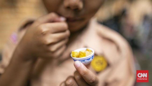 Deden Mahfud Aliyudin (alias Mang Den) penjual kuliner viral asal Bojong Koneng, Kabupaten Bandung menyajikan satu porsi cuanki lengkap dalam versi miniatur fungsional. (CNN Indonesia/Hesti Rika)