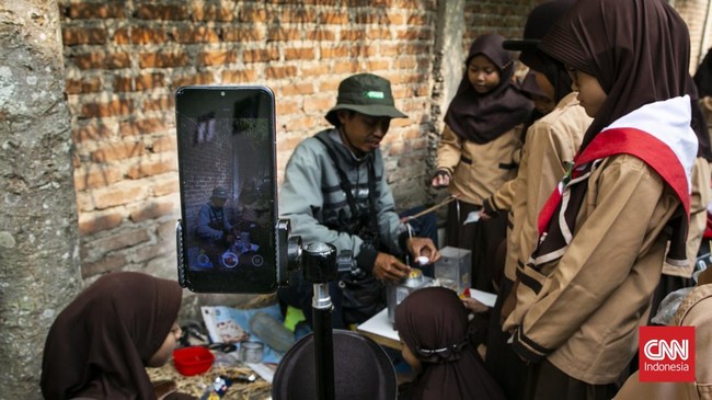 Deden Mahfud Aliyudin (alias Mang Den) penjual kuliner viral asal Bojong Koneng, Kabupaten Bandung menyajikan satu porsi cuanki lengkap dalam versi miniatur fungsional. (CNN Indonesia/Hesti Rika)