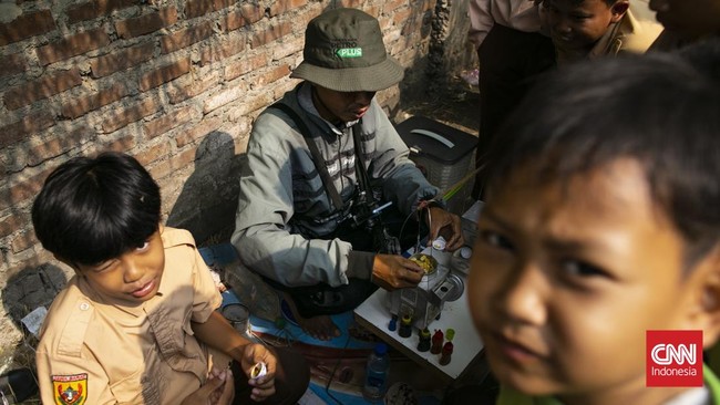 Deden Mahfud Aliyudin (alias Mang Den) penjual kuliner viral asal Bojong Koneng, Kabupaten Bandung menyajikan satu porsi cuanki lengkap dalam versi miniatur fungsional. (CNN Indonesia/Hesti Rika)