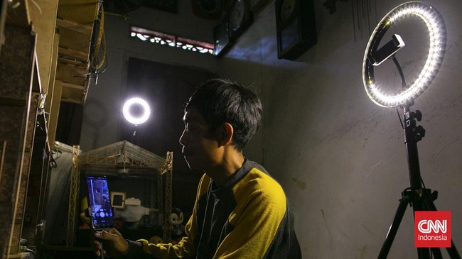 Deden Mahfud Aliyudin (alias Mang Den) penjual kuliner viral asal Bojong Koneng, Kabupaten Bandung menyajikan satu porsi cuanki lengkap dalam versi miniatur fungsional. (CNN Indonesia/Hesti Rika)