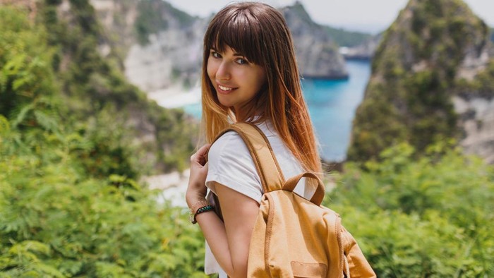5 Zodiak yang Percaya Diri Hangout Sendiri