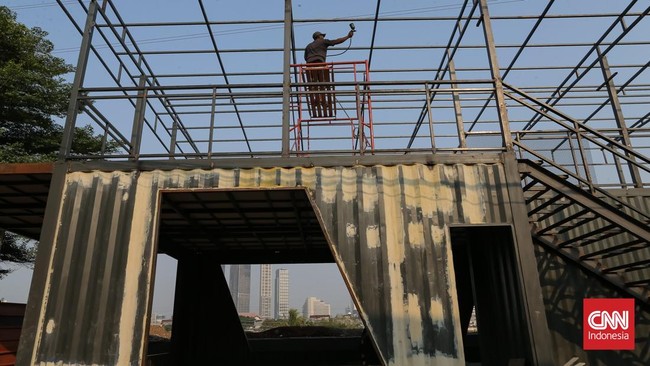 Pekerja menggarap proyek pembangunan ruang publik Taman Jati Pinggir di sepanjang aliran Kanal Banjir Barat (KBB), Petamburan, Jakarta, Selasa, (13/10/2026). CNN Indonesia/Adhi Wicaksono
