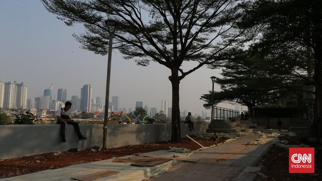 Pekerja menggarap proyek pembangunan ruang publik Taman Jati Pinggir di sepanjang aliran Kanal Banjir Barat (KBB), Petamburan, Jakarta, Selasa, (13/10/2026). CNN Indonesia/Adhi Wicaksono