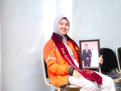 Di Balik Helm Hijau Irna: Perjuangan Yatim Piatu Menjemput Gelar Sarjana