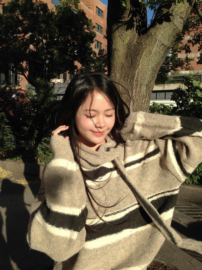 Nyaman dan hangat, knit sweater bermotif garis-garis dengan detail turtle neck ala Carmen ini cocok menemanimu beraktivitas di cuaca sejuk atau dingin./ Foto: instagram.com/hearts2hearts
