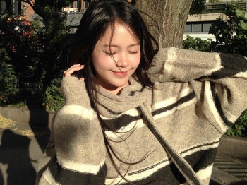 Nyaman dan hangat, knit sweater bermotif garis-garis dengan detail turtle neck ala Carmen ini cocok menemanimu beraktivitas di cuaca sejuk atau dingin./ Foto: instagram.com/hearts2hearts
