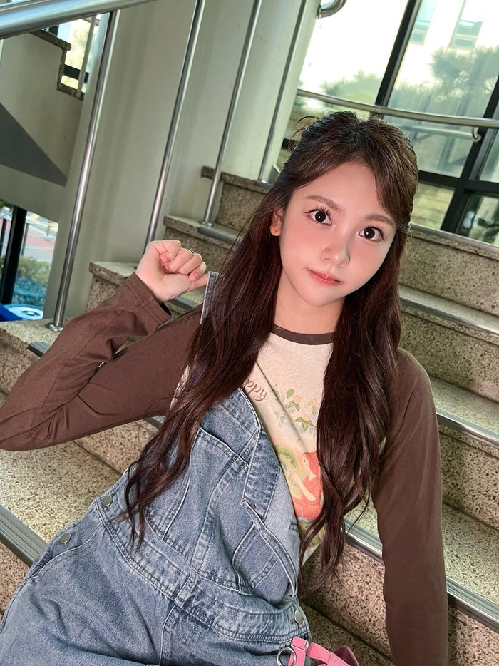 Casual dan manis, Carmen memadupadankan denim overall dengan long sleeves tee sebagai inner. Gaya ini sangat nyaman dipakai untuk daily look, Beauties./ Foto: instagram.com/hearts2hearts