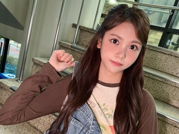 Casual dan manis, Carmen memadupadankan denim overall dengan long sleeves tee sebagai inner. Gaya ini sangat nyaman dipakai untuk daily look, Beauties./ Foto: instagram.com/hearts2hearts