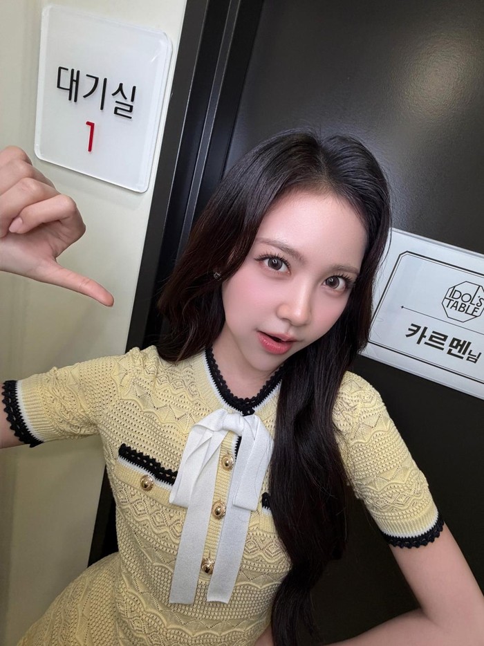 Untuk kamu yang suka feminine style, kamu bisa mencoba memakai tweed dress berwarna kuning cerah yang cantik dengan detail kerah pita seperti gaya Carmen yang satu ini./ Foto: instagram.com/hearts2hearts