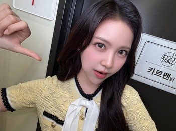 Untuk kamu yang suka feminine style, kamu bisa mencoba memakai tweed dress berwarna kuning cerah yang cantik dengan detail kerah pita seperti gaya Carmen yang satu ini./ Foto: instagram.com/hearts2hearts