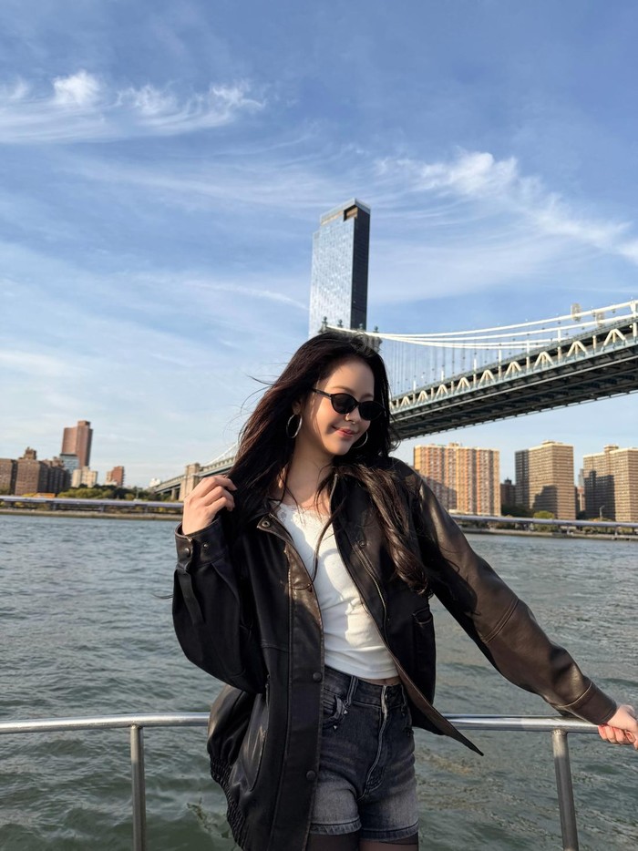 Tampil dengan leather jacket dan sunglasses, gaya Carmen yang satu ini bisa menjadi inspirasi outfit kamu untuk liburan./ Foto: instagram.com/hearts2hearts