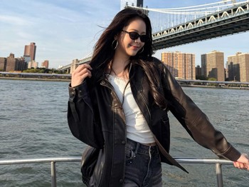 Tampil dengan leather jacket dan sunglasses, gaya Carmen yang satu ini bisa menjadi inspirasi outfit kamu untuk liburan./ Foto: instagram.com/hearts2hearts