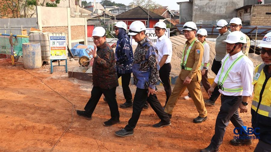 Gubernur DKI Jakarta Pramono Anung meninjau proyek pembangunan Embung Kebagusan di Jalan Baung, Kelurahan Kebagusan, Pasar Minggu, Jakarta Selatan, Selasa (13/10/2026). (CNCB Indonesia/Muhammad Sabki)