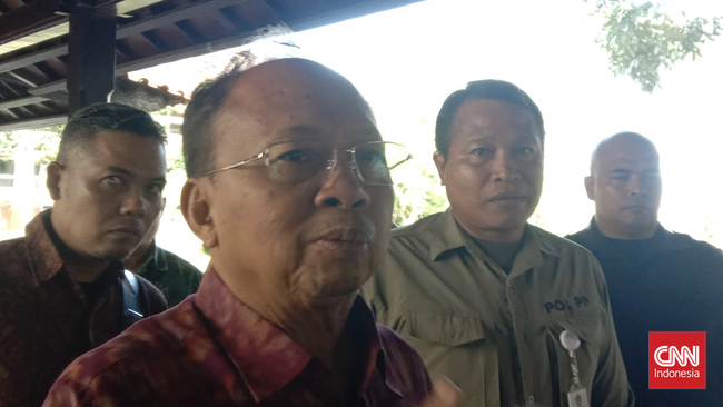 Gubernur Bali, Wayan Koster merespon soal kelangkaan bahan bakar minyak (BBM) di Pulau Bali, hingga menyebabkan antrean panjang di sejumlah titik stasiun Pengisian Bahan Bakar Umum (SPBU) di Bali.