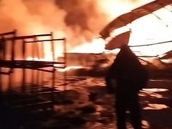 Gudang Paralon di Tangerang Terbakar, Damkar Terkendala Akses Air