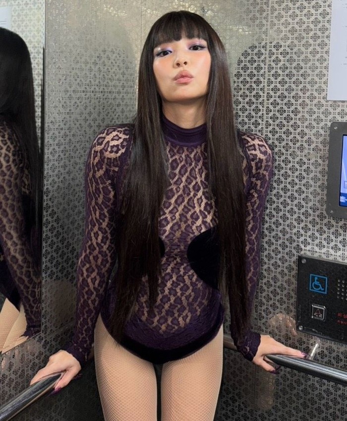 Ia pun baru saja menyapa fans di Indonesia beberapa lalu, yakni pada 26-27 September 2026 di Jakarta International Stadium (JIS). Apakah kamu salah satu yang melihat penampilan The Weeknd secara langsung, Beauties? / Foto: instagram.com/jennierubyjane