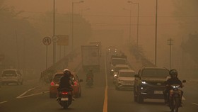 Pengendara motor melintas di Jembatan Kahayan yang diselimuti asap di Palangka Raya, Kalimantan Tengah, Minggu (11/10/2026). Kabut asap dampak kebakaran hutan dan lahan yang menyelimuti Kota Palangka Raya tersebut telah terjadi sekitar akhir Juli 202