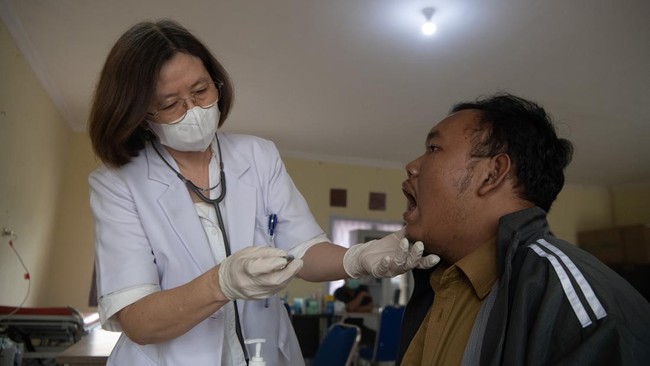 Dokter memeriksa pasien yang mengalami gejala ISPA di Posko Layanan Kesehatan Gratis bagi warga terdampak karhutla di Kertapati,