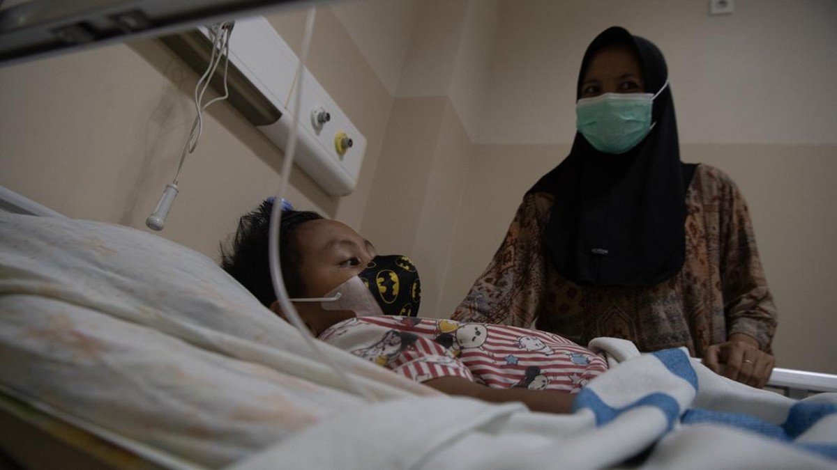 Orang tua dari pasien anak penderita infeksi saluran pernapasan akut (ISPA) menunggu anaknya yang menjalani perawatan di Rumah Sakit Umum Daerah (RSUD) BARI Palembang, Sumatera Selatan, Selasa (13/10/2026). Rumah Sakit Umum Daerah (RSUD) BARI Palemba