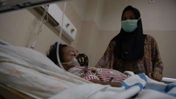 Orang tua dari pasien anak penderita infeksi saluran pernapasan akut (ISPA) menunggu anaknya yang menjalani perawatan di Rumah Sakit Umum Daerah.