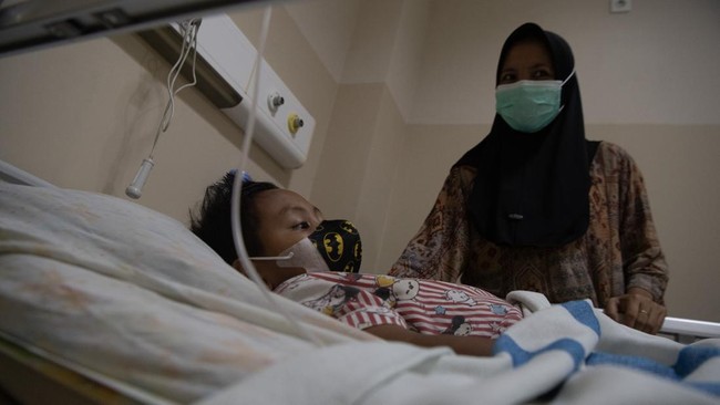 Orang tua dari pasien anak penderita infeksi saluran pernapasan akut (ISPA) menunggu anaknya yang menjalani perawatan di Rumah Sakit Umum Daerah (RSUD) BARI Palembang, Sumatera Selatan, Selasa (13/10/2026). Rumah Sakit Umum Daerah (RSUD) BARI Palemba