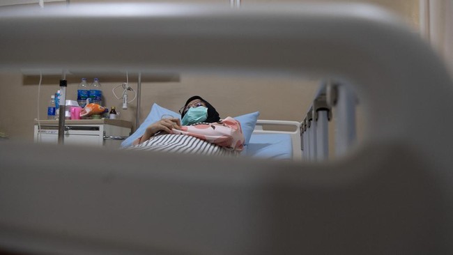 Pasien penderita infeksi saluran pernapasan akut (ISPA)  menjalani perawatan di Rumah Sakit Umum Daerah (RSUD) BARI Palembang, Sumatera Selatan.