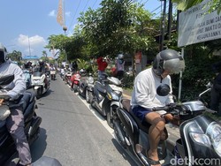 Antrean BBM Bikin Macet di Simpang Gatsu Denpasar, Kendaraan Mengular 500 Meter