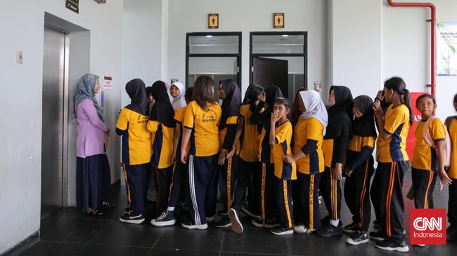 Pelajar mengikuti kegiatan belajar mengajar di SDN Pejaten Timur 11, Jakarta, Selasa (13/10/2026)