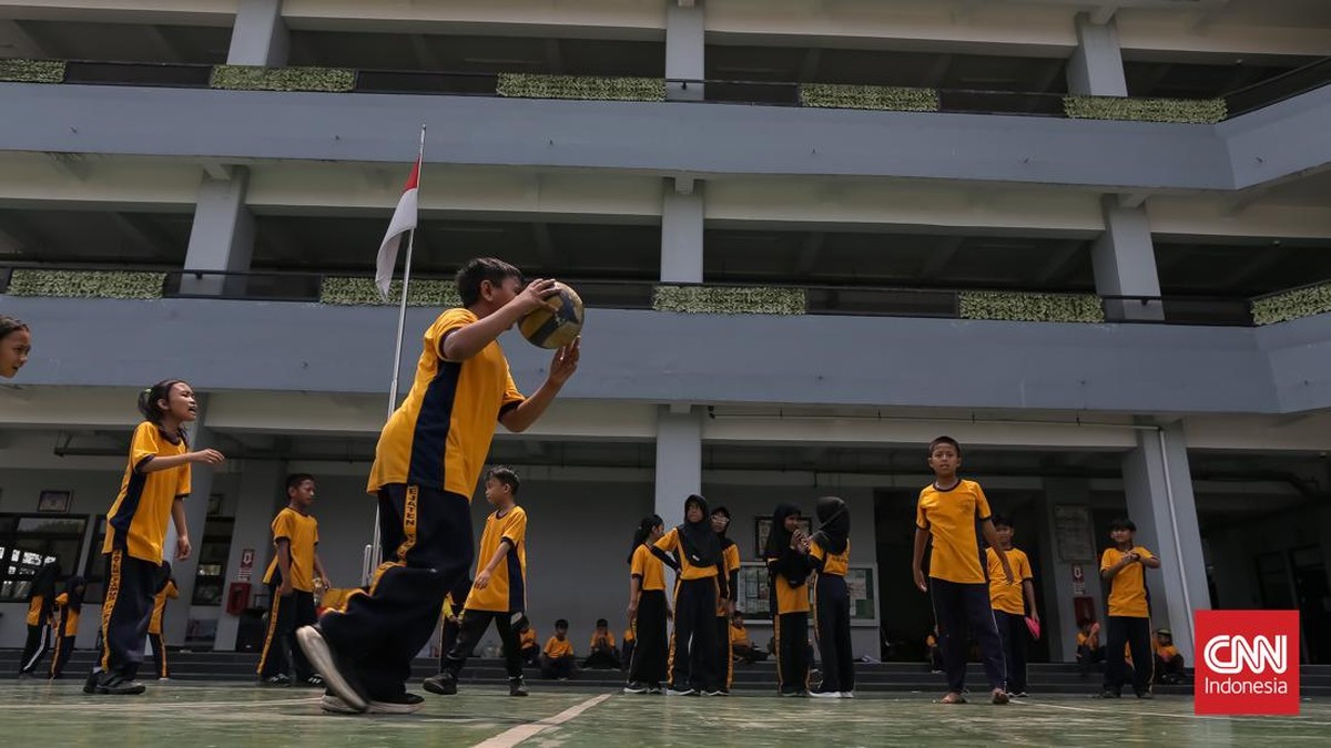 Pelajar mengikuti kegiatan belajar mengajar di SDN Pejaten Timur 11, Jakarta, Selasa (13/10/2026)
