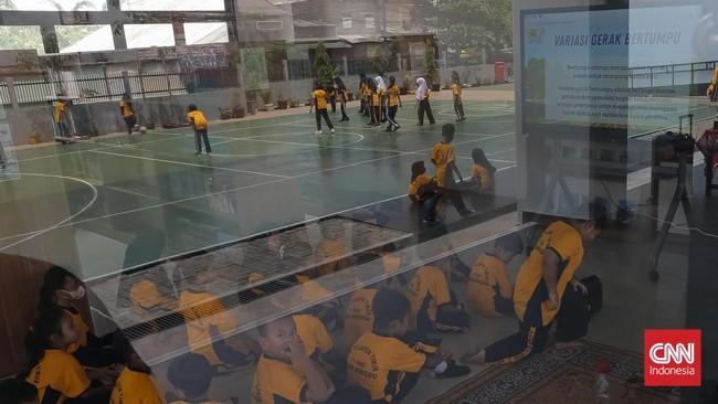 Pelajar mengikuti kegiatan belajar mengajar di SDN Pejaten Timur 11, Jakarta, Selasa (13/10/2026)
