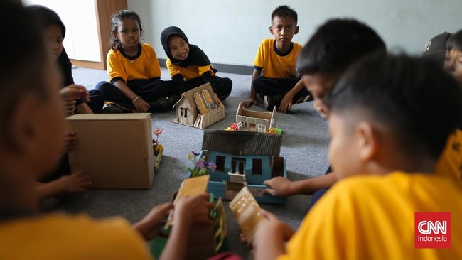 Pelajar mengikuti kegiatan belajar mengajar di SDN Pejaten Timur 11, Jakarta, Selasa (13/10/2026)