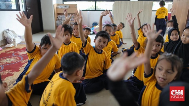 Pelajar mengikuti kegiatan belajar mengajar di SDN Pejaten Timur 11, Jakarta, Selasa (13/10/2026)