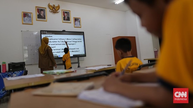 Pelajar mengikuti kegiatan belajar mengajar di SDN Pejaten Timur 11, Jakarta, Selasa (13/10/2026)