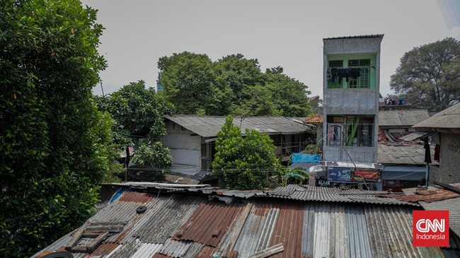 Sejumlah warga menempati kontrakan petak di kawasan Jati Baru, Kampung Bali, Tanah Abang, Jakarta, Selasa (13/10/2026). (CNN Indonesia/Febria Adha L)