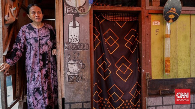 Sejumlah warga menempati kontrakan petak di kawasan Jati Baru, Kampung Bali, Tanah Abang, Jakarta, Selasa (13/10/2026). (CNN Indonesia/Febria Adha L)
