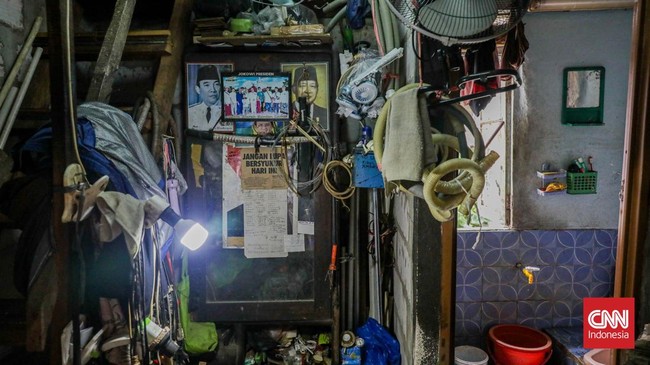 Sejumlah warga menempati kontrakan petak di kawasan Jati Baru, Kampung Bali, Tanah Abang, Jakarta, Selasa (13/10/2026). (CNN Indonesia/Febria Adha L)