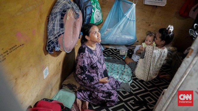 Sejumlah warga menempati kontrakan petak di kawasan Jati Baru, Kampung Bali, Tanah Abang, Jakarta, Selasa (13/10/2026). (CNN Indonesia/Febria Adha L)