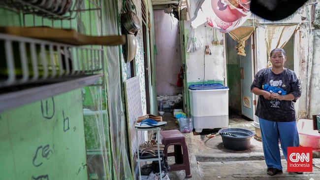 Sejumlah warga menempati kontrakan petak di kawasan Jati Baru, Kampung Bali, Tanah Abang, Jakarta, Selasa (13/10/2026). (CNN Indonesia/Febria Adha L)