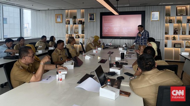 Sepuluh lurah finalis Benyamin S Award (BSA) mengikuti pelatihan kemampuan komunikasi yang diadakan oleh Pemerintah Provinsi DKI Jakarta. One Day Public Speaking and Showmanship Workshop ini diadakan di Grha Ali Sadikin, Balai Kota, Jakarta Pusat pad