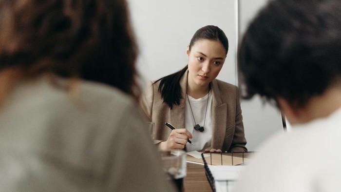 Introvert mengajukan pertanyaan yang tajam