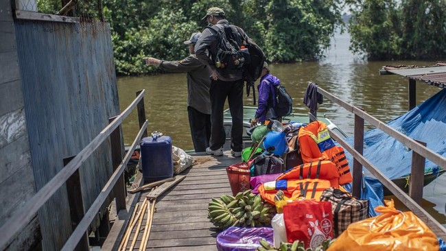 Petugas Yayasan Sahabat Bekantan Indonesia (SBI) bersiap melakukan pemantauan habitat bekantan (Nasalis larvatus) di Pulau Curiak, Kabupaten Barito Kuala, Kalimantan Selatan.
