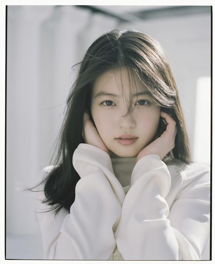 Mio Imada adalah aktris berbakat asal Fukuoka, Jepang, yang lahir pada 5 Maret 1997. Ia mengawali kariernya sebagai model pada 2013 silam setelah dijuluki sebagai &lsquo;Gadis Tercantik di Fukuoka&rsquo; oleh biro iklan lokal./ Foto: instagram.com/imada_mio