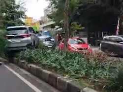 Mobil Naik Pembatas Jalan Dago, Sopir Diduga Ngantuk