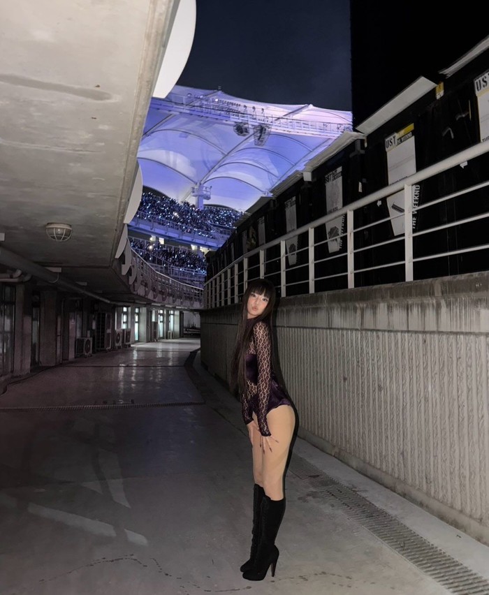 Namun, berbeda dari artis-artis Korea lainnya, Jennie BLACKPINK tak hanya turut mendatangi stadium tour yang berlangsung selama dua hari berturut-turut tersebut, tetapi juga tampil sebagai special guest. / Foto: instagram.com/jennierubyjane